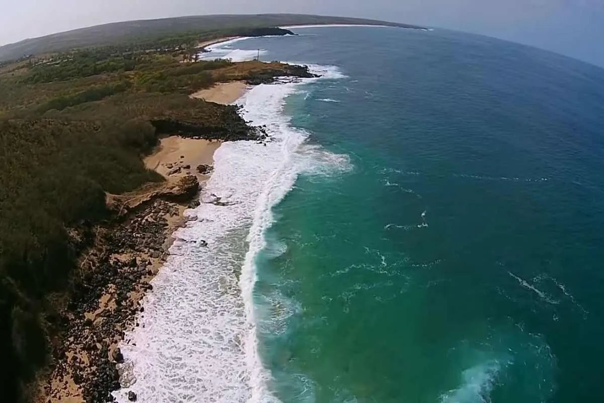Aerial view of surf breaking along the pocket beaches of Pohaku Mauliuli, west Molokai.