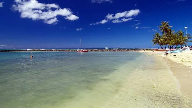 The calm lagoon and sand of Kahanamoku Beach at the Hilton end of Waikiki.