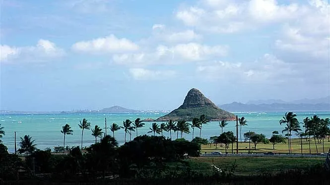 Mokolii (Chinaman’s Hat) islet off Kualoa Beach Park, with the Koolau cliffs behind.